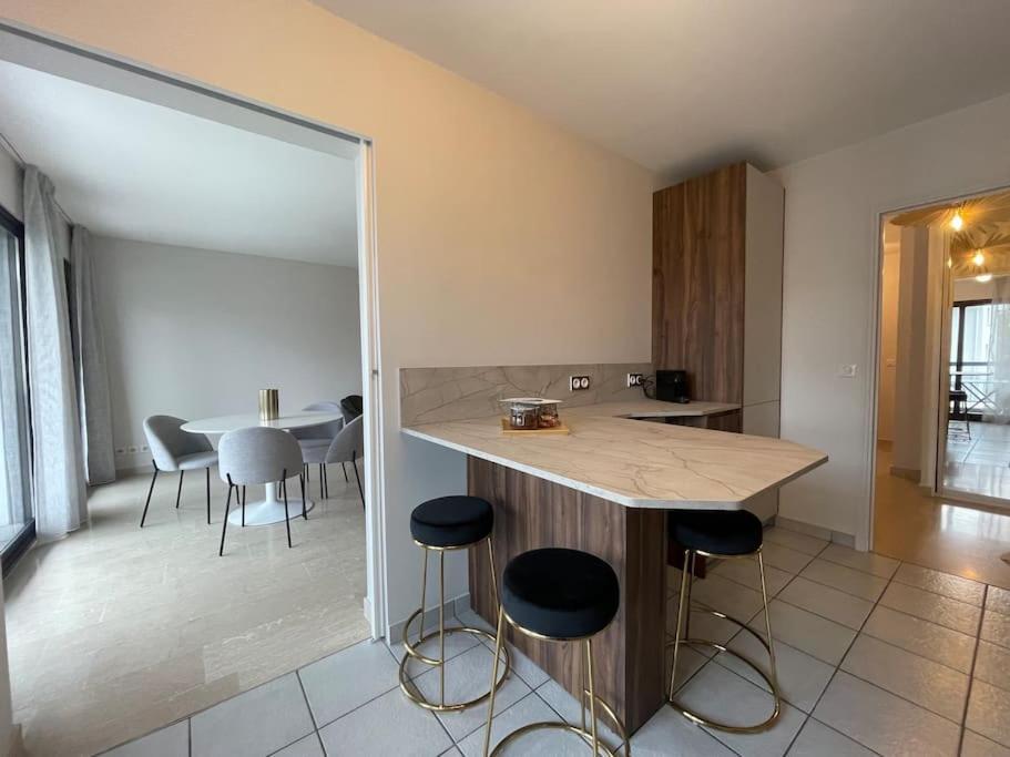 Le Mont-Veyrier, Parking Et Vue Annecy Exterior foto